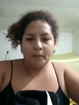 Snapshot of chikis12_ chatting on 11.26.25 chikis12 online show from 11.26.25