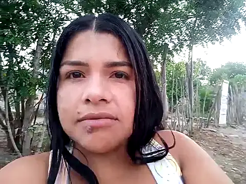 Snapshot of kata_rosales chatting on 10.21.25 kata rosales online show from 10.21.25