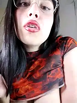 Snapshot of Chinitaaa28 chatting on 10.30.25 Chinitaaa28 online show from 10.30.25