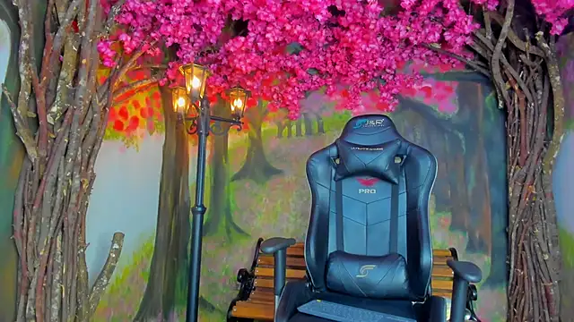 Snapshot of ArohomLester chatting on 10.21.25 ArohomLester online show from 10.21.25