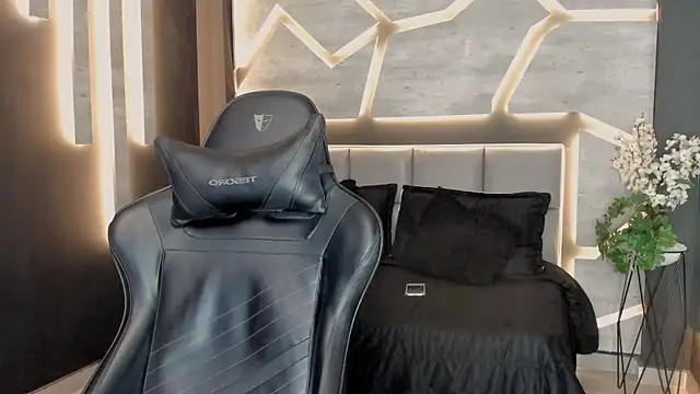 Snapshot of ArohomLester chatting on 11.09.25 ArohomLester online show from 11.09.25