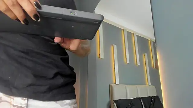 Snapshot of ArohomLester chatting on 11.29.25 ArohomLester online show from 11.29.25