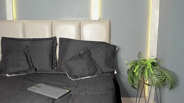 Snapshot of ArohomLester chatting on 12.03.25 ArohomLester online show from 12.03.25