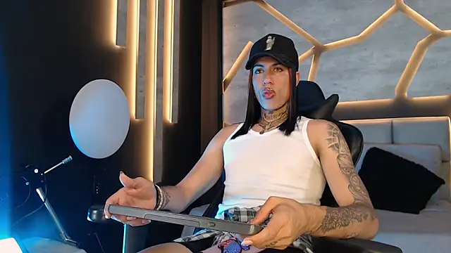 Snapshot of ArohomLester chatting on 12.14.25 ArohomLester online show from 12.14.25