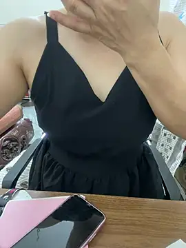 Snapshot of HinayLa chatting on 05.19.26 HinayLa online show from 05.19.26