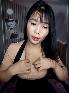 Snapshot of Fish_yellow chatting on 10.31.25 Fish yellow online show from 10.31.25