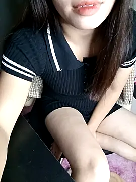 Snapshot of Fish_yellow chatting on 11.17.25 Fish yellow online show from 11.17.25