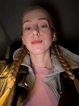 Snapshot of kira_mia chatting on 11.25.25 kira mia online show from 11.25.25