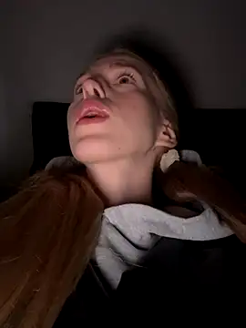 Snapshot of kira_mia chatting on 11.28.25 kira mia online show from 11.28.25