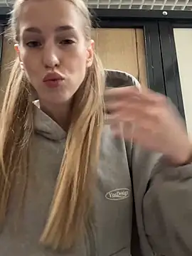 Snapshot of kira_mia chatting on 12.05.25 kira mia online show from 12.05.25