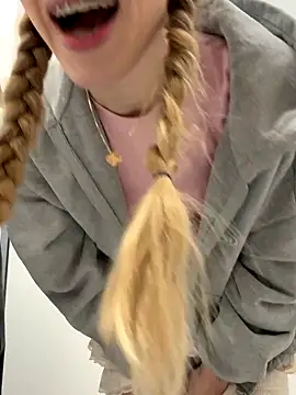 Snapshot of kira_mia chatting on 12.13.25 kira mia online show from 12.13.25