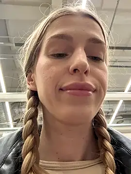 Snapshot of kira_mia chatting on 12.16.25 kira mia online show from 12.16.25