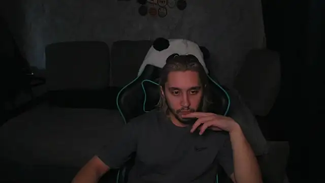 Snapshot of Pohyi_ chatting on 03.31.26 Pohyi online show from 03.31.26