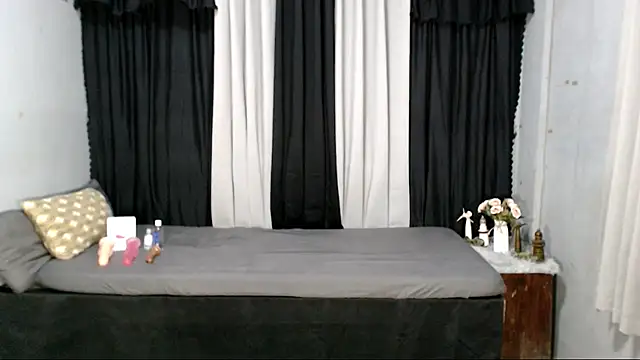 Snapshot of yourhottestzoey chatting on 10.25.25 yourhottestzoey online show from 10.25.25