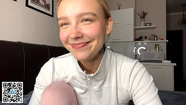 Snapshot of MelodyImam chatting on 10.21.25 MelodyImam online show from 10.21.25