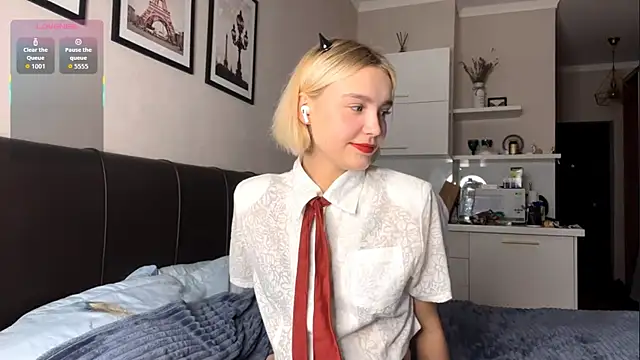 Snapshot of MelodyImam chatting on 10.31.25 MelodyImam online show from 10.31.25