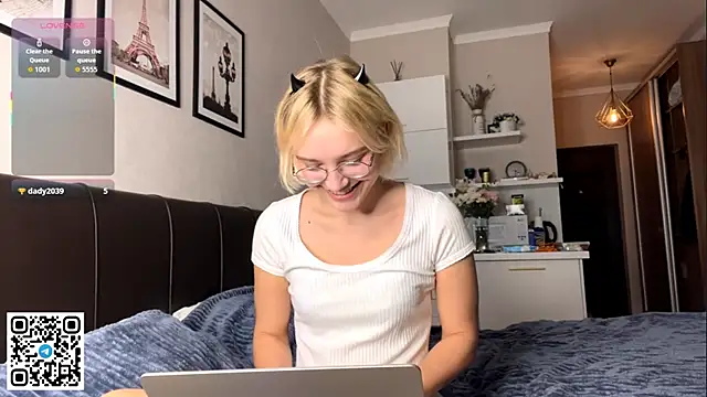 Snapshot of MelodyImam chatting on 11.03.25 MelodyImam online show from 11.03.25