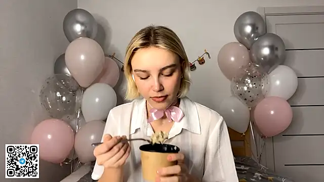 Snapshot of MelodyImam chatting on 11.20.25 MelodyImam online show from 11.20.25