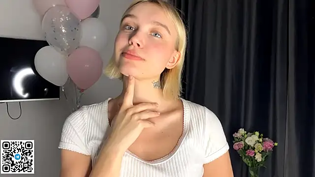 Snapshot of MelodyImam chatting on 11.21.25 MelodyImam online show from 11.21.25