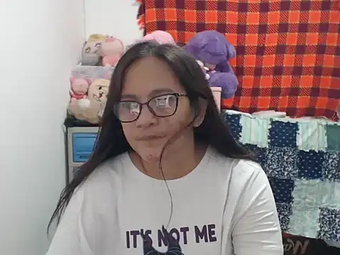 Snapshot of Kinkybela2025 chatting on 10.31.25 Kinkybela2025 online show from 10.31.25