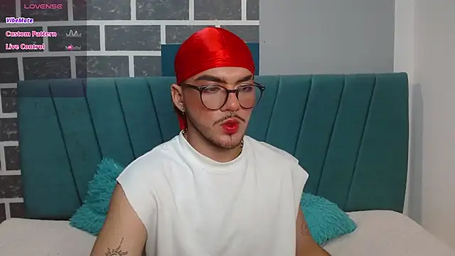 Snapshot of Zac_Golden chatting on 12.01.25 Zac Golden online show from 12.01.25