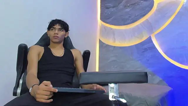 Snapshot of Sex_Boy_33_ chatting on 11.10.25 Sex Boy 33 online show from 11.10.25