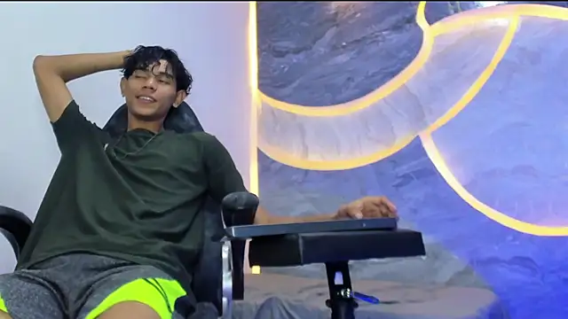 Snapshot of Sex_Boy_33_ chatting on 11.18.25 Sex Boy 33 online show from 11.18.25