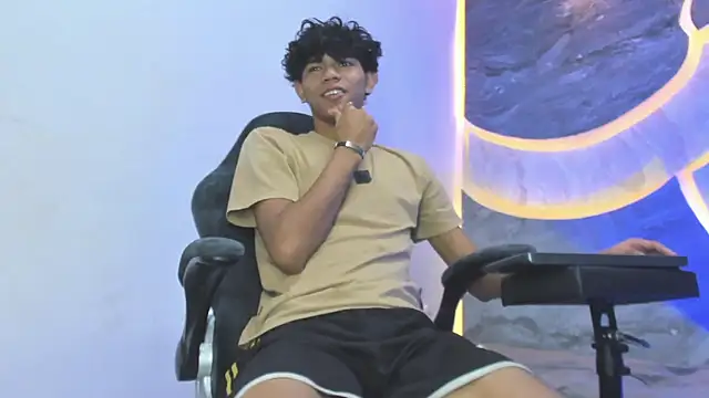 Snapshot of Sex_Boy_33_ chatting on 11.21.25 Sex Boy 33 online show from 11.21.25