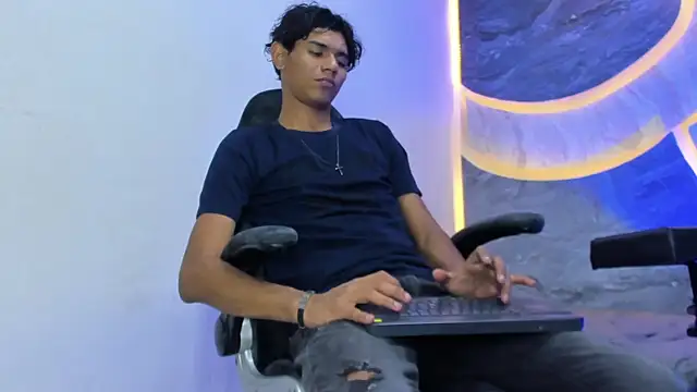 Snapshot of Sex_Boy_33_ chatting on 11.22.25 Sex Boy 33 online show from 11.22.25