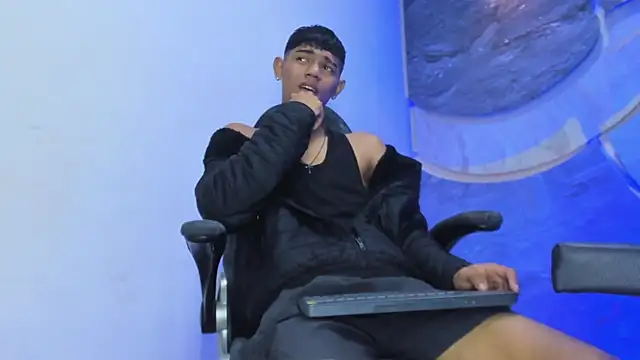 Snapshot of Sex_Boy_33_ chatting on 11.24.25 Sex Boy 33 online show from 11.24.25