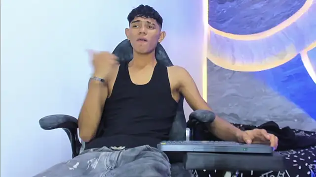 Snapshot of Sex_Boy_33_ chatting on 12.14.25 Sex Boy 33 online show from 12.14.25