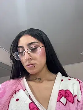 Snapshot of Violeet-Smith chatting on 11.20.25 Violeet-Smith online show from 11.20.25