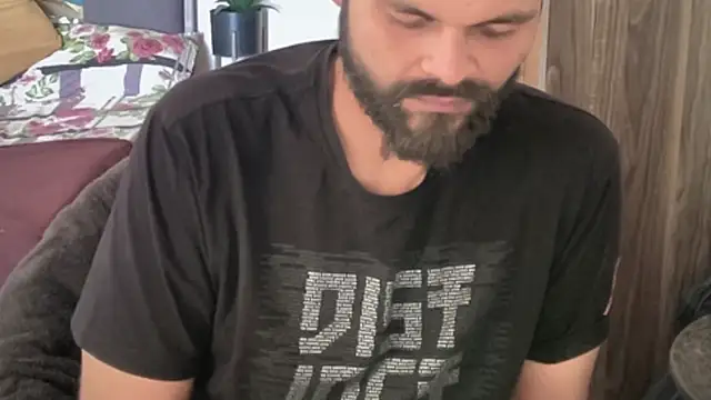 Snapshot of MakeMeAwareAah chatting on 04.12.26 MakeMeAwareAah online show from 04.12.26