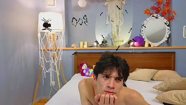 Snapshot of elvano_et chatting on 10.30.25 elvano et online show from 10.30.25