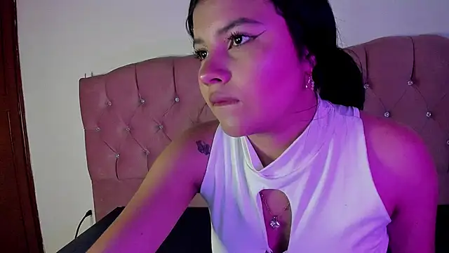 Sara Moon 18 online show from 10.23.25