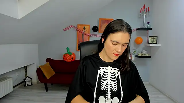 Snapshot of IzzyMonro chatting on 10.30.25 IzzyMonro online show from 10.30.25