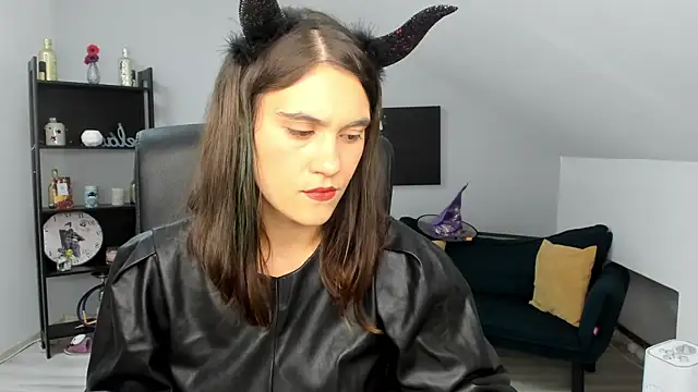 Snapshot of IzzyMonro chatting on 10.31.25 IzzyMonro online show from 10.31.25