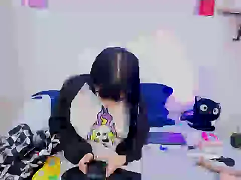 Snapshot of HaryBlair chatting on 11.25.25 HaryBlair online show from 11.25.25