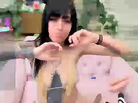 Snapshot of HaryBlair chatting on 11.25.25 HaryBlair online show from 11.25.25