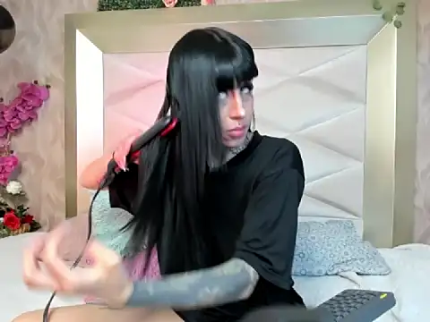 Snapshot of HaryBlair chatting on 11.30.25 HaryBlair online show from 11.30.25