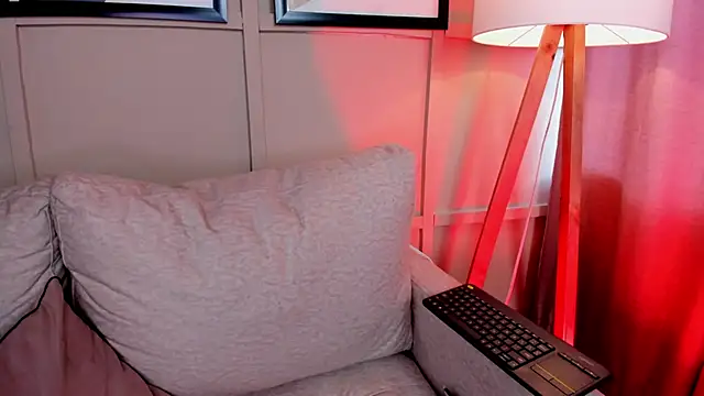 Snapshot of riley__reid chatting on 12.17.25 riley reid online show from 12.17.25