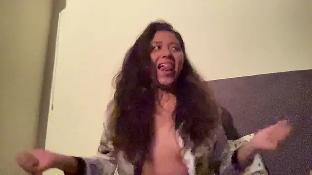 Snapshot of Kmiii21 chatting on 11.12.25 Kmiii21 online show from 11.12.25