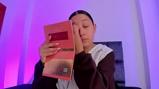 Snapshot of kittymonroe1 chatting on 11.27.25 kittymonroe1 online show from 11.27.25