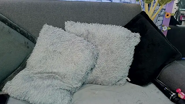 Snapshot of mia_roux1 chatting on 12.22.25 mia roux1 online show from 12.22.25