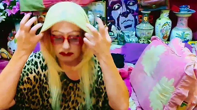 Snapshot of horni4luv chatting on 11.22.25 horni4luv online show from 11.22.25