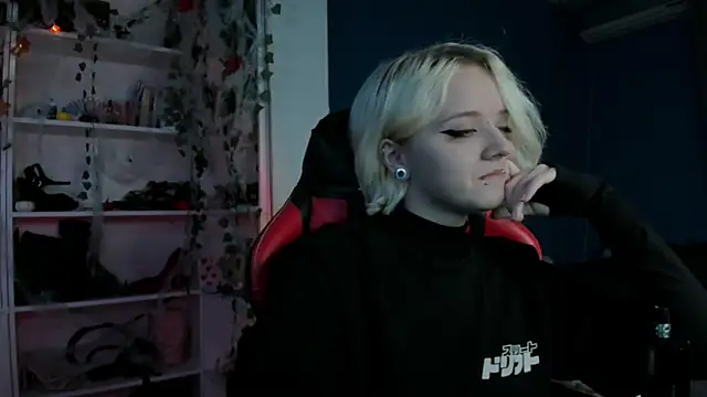 Snapshot of Holy_Mistress_S chatting on 10.29.25 Holy Mistress S online show from 10.29.25