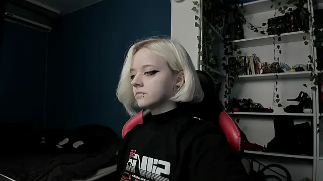 Snapshot of Holy_Mistress_S chatting on 11.11.25 Holy Mistress S online show from 11.11.25