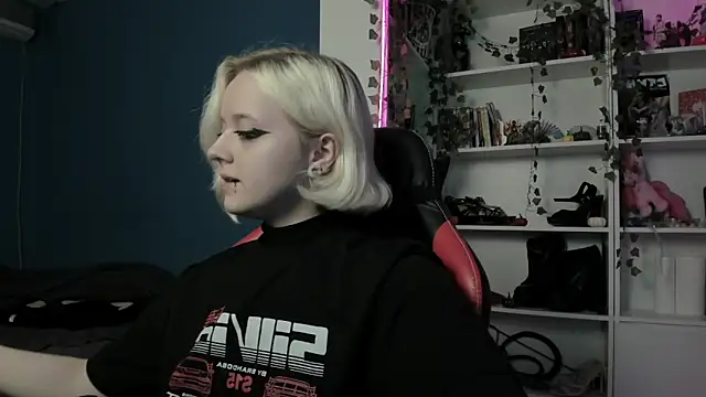 Snapshot of Holy_Mistress_S chatting on 11.12.25 Holy Mistress S online show from 11.12.25