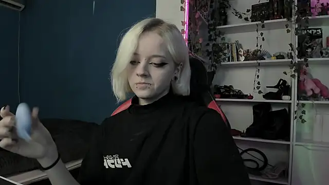 Snapshot of Holy_Mistress_S chatting on 11.14.25 Holy Mistress S online show from 11.14.25