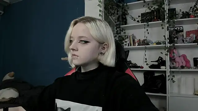 Snapshot of Holy_Mistress_S chatting on 11.15.25 Holy Mistress S online show from 11.15.25